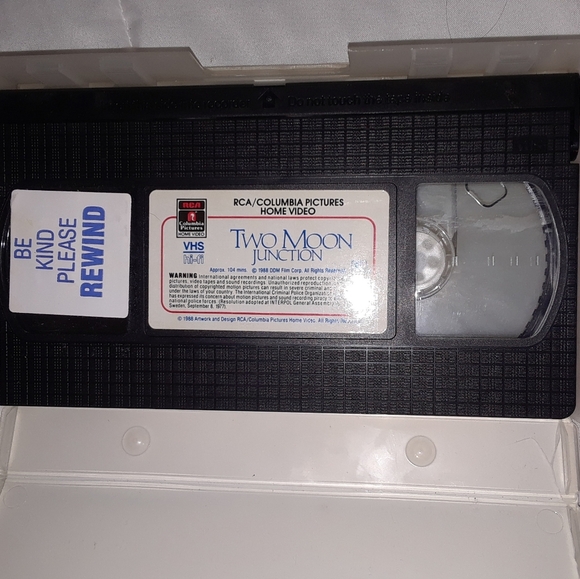 In love and war Alliance Atlantis VHS video tape - Picture 4 of 5